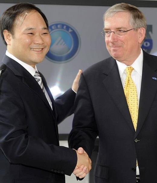 Jetzt ist es perfekt: Volvo geht an Geely. Handschlag zwischen Geely-Chairman Li Shufu (l.) und Lewis Booth, CFO Ford Motor Company. Foto: Volvo/auto-reporter.net